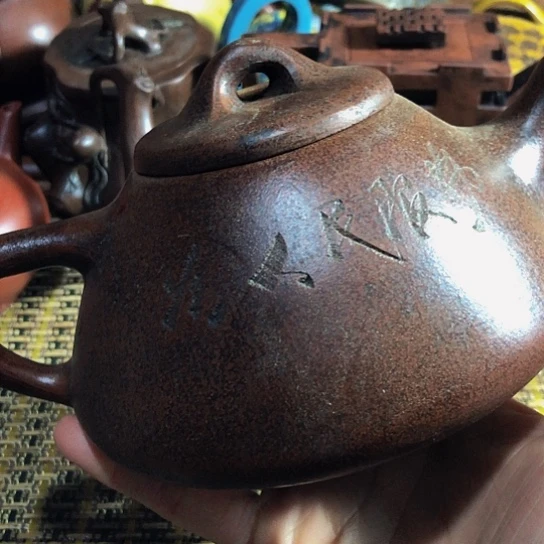 紫砂茶壶原矿泥料手工制作紫砂壶。