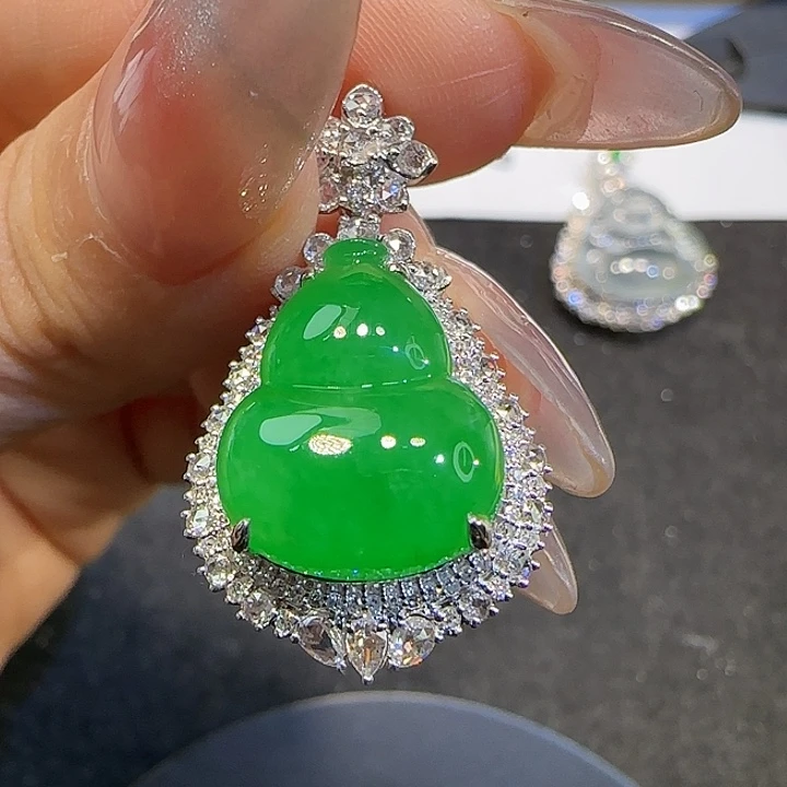 翡翠18K金镶嵌颈饰葫芦