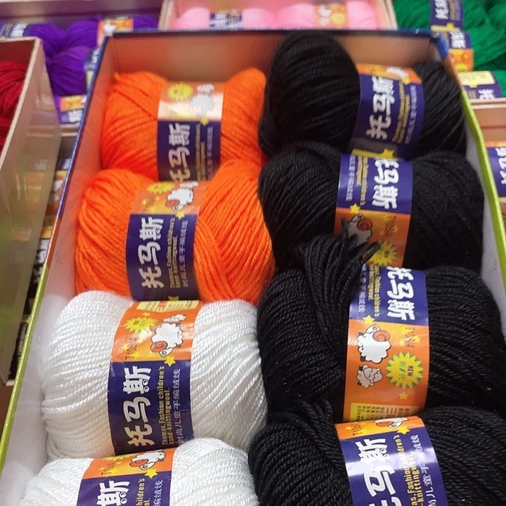 黑色四个，纯白橘黄各两个