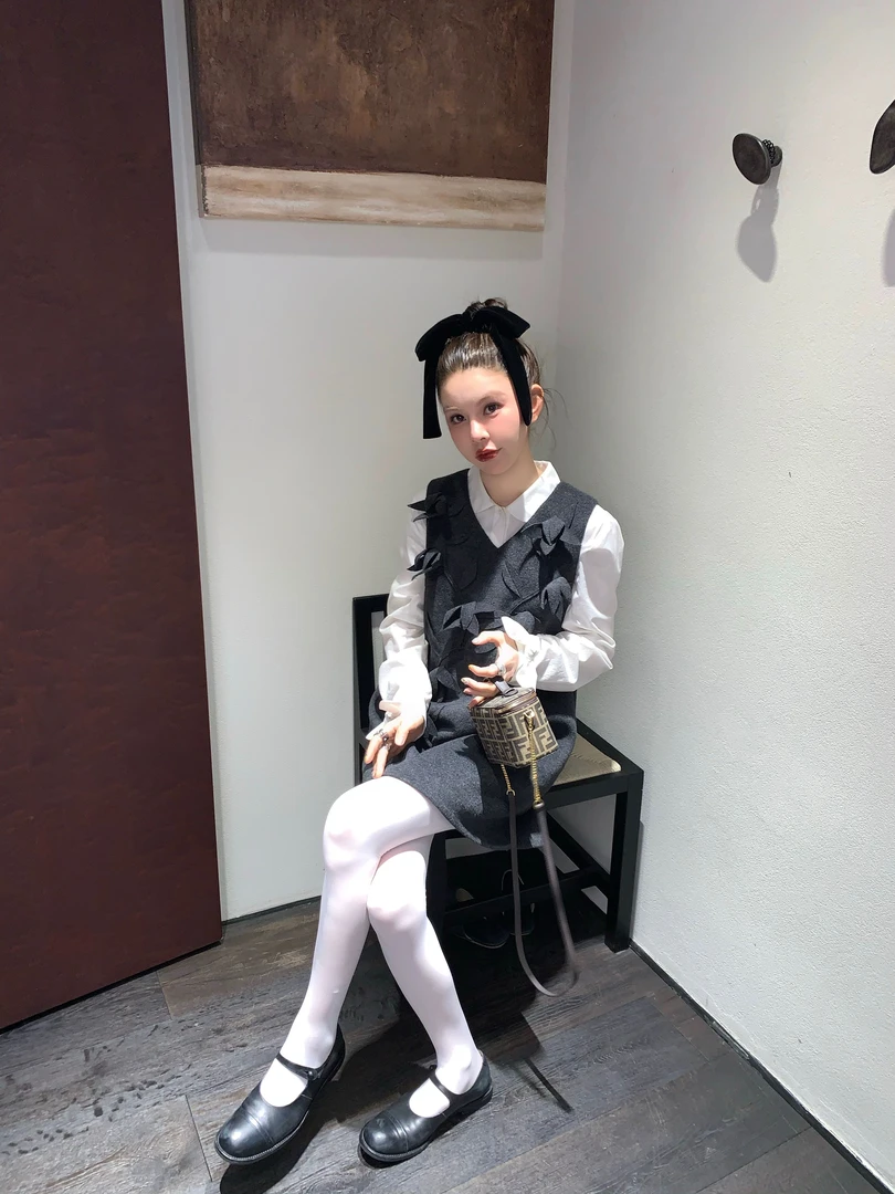 周美美    极繁点缀枝蔓手工花朵无袖毛呢背心连衣裙