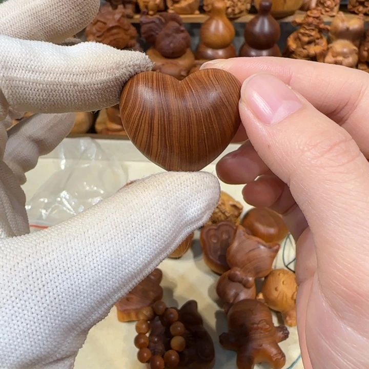 宝***泡有机玻璃崖柏手把件一个小爱心