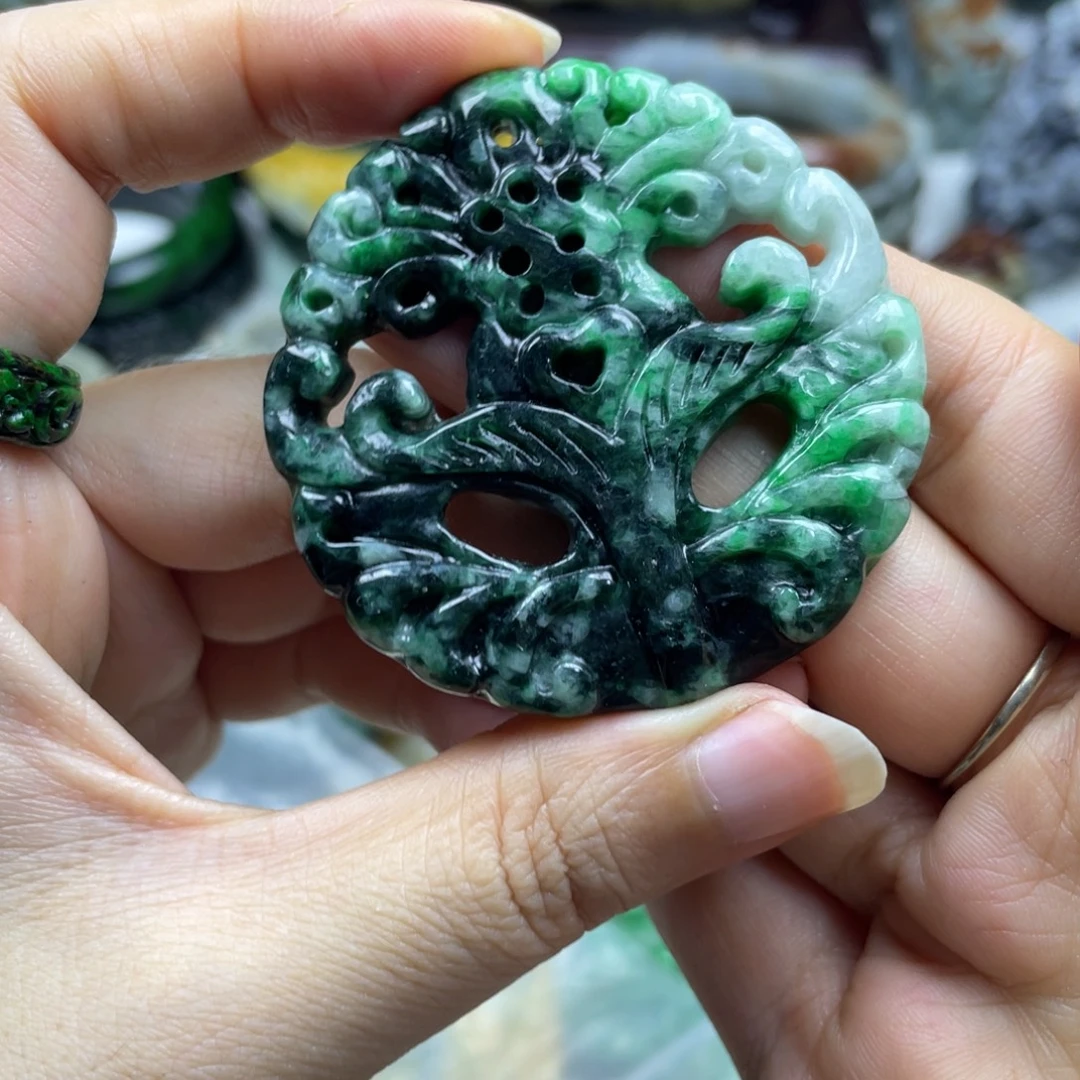 雨***后翡翠未镶嵌颈饰牌子
