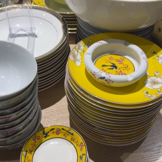 瓷喜鹊登枝味碟10只，烟灰缸2只