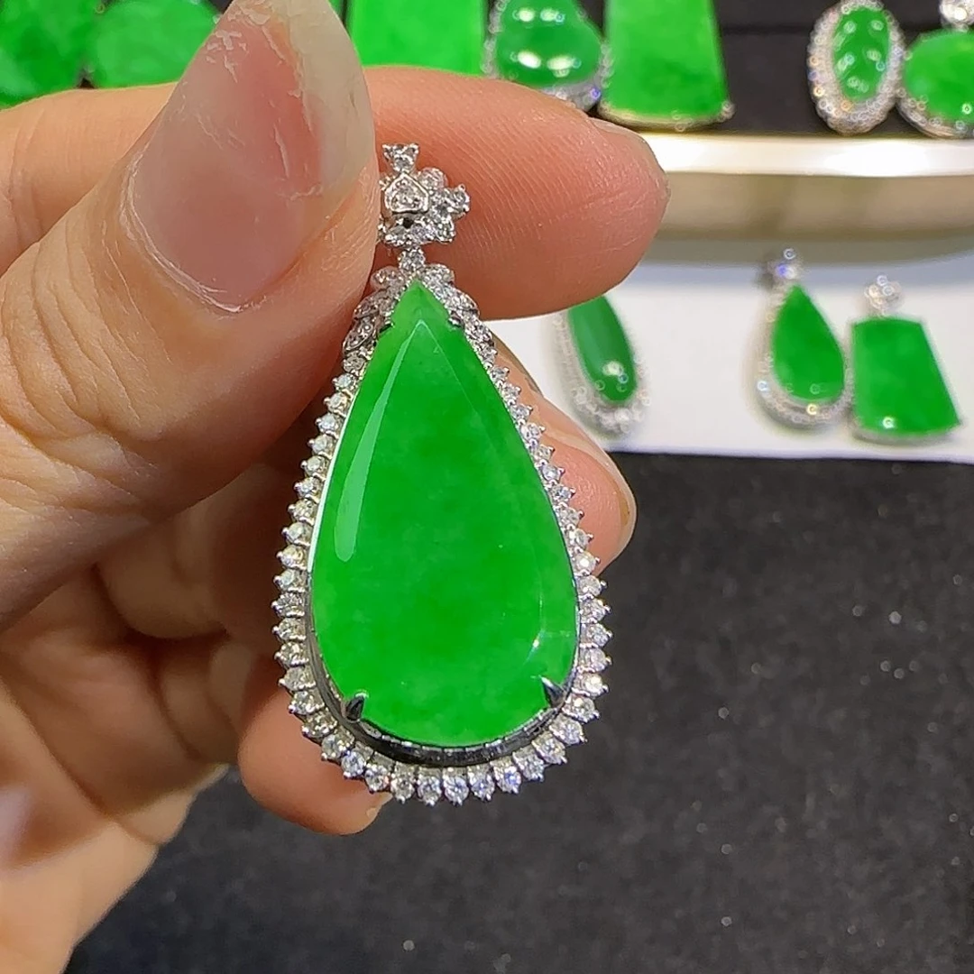 翡翠18K金镶嵌颈饰水滴