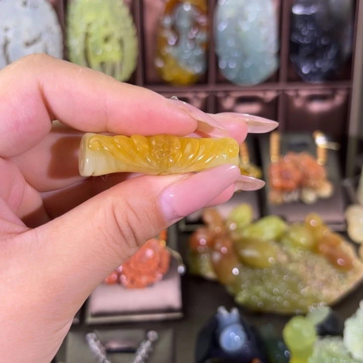 蛇纹石玉合金颈饰小**?