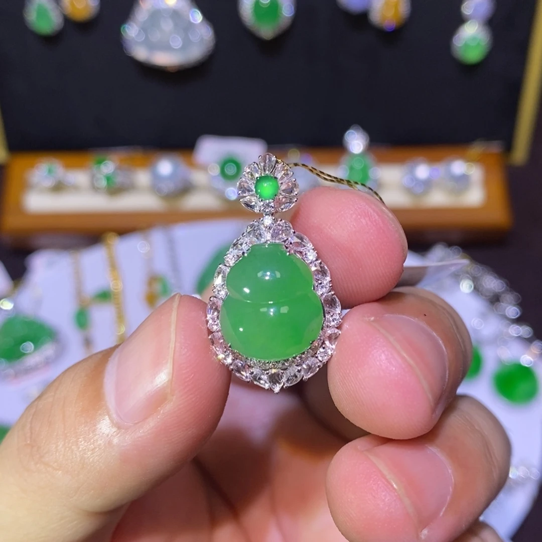 【闪购商品】颈饰18K金镶嵌翡翠