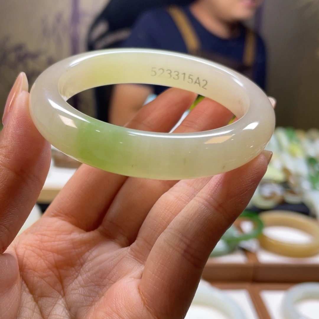 未镶嵌手镯和田玉微瑕
