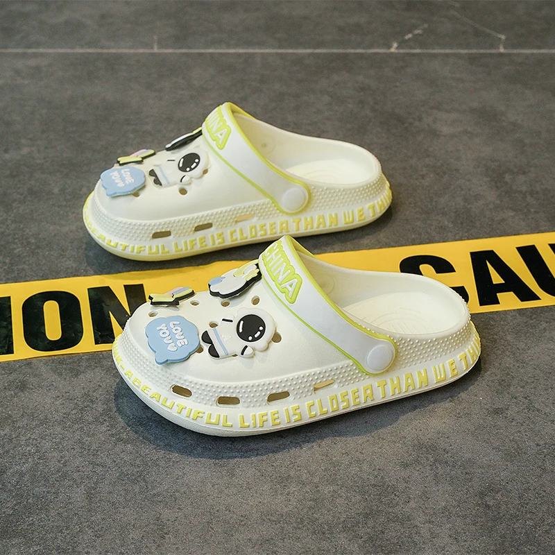 儿童洞洞鞋夏季室内居家防滑包头两穿凉鞋踩屎感女童可爱卡通拖鞋