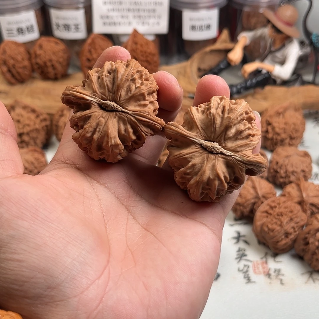 文玩核桃吊坠三角白46尺全品