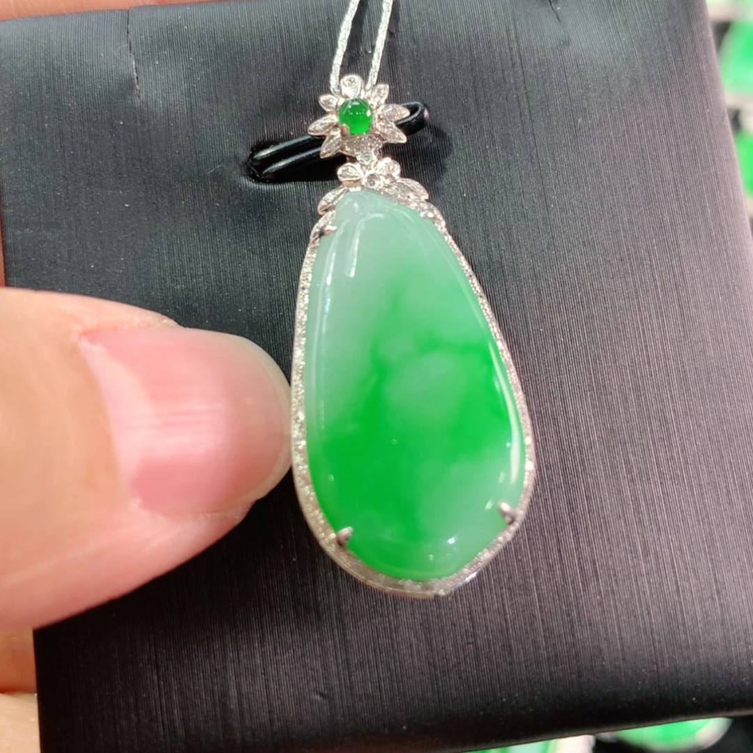 【闪购商品】翡翠颈饰18K金镶嵌天然翡翠