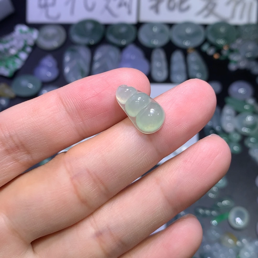 翡翠未镶嵌颈饰豆子