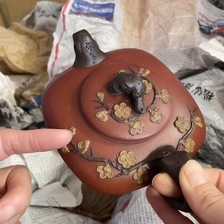 茶壶紫砂矿泥料，手工制作的一把紫砂壶。