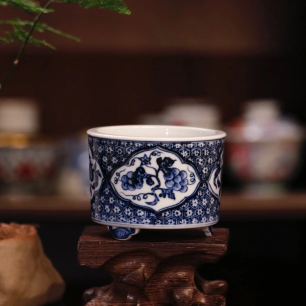 景德镇青言纯手工手绘收藏仿明青花龟背锦地纹加折枝花果纹香炉