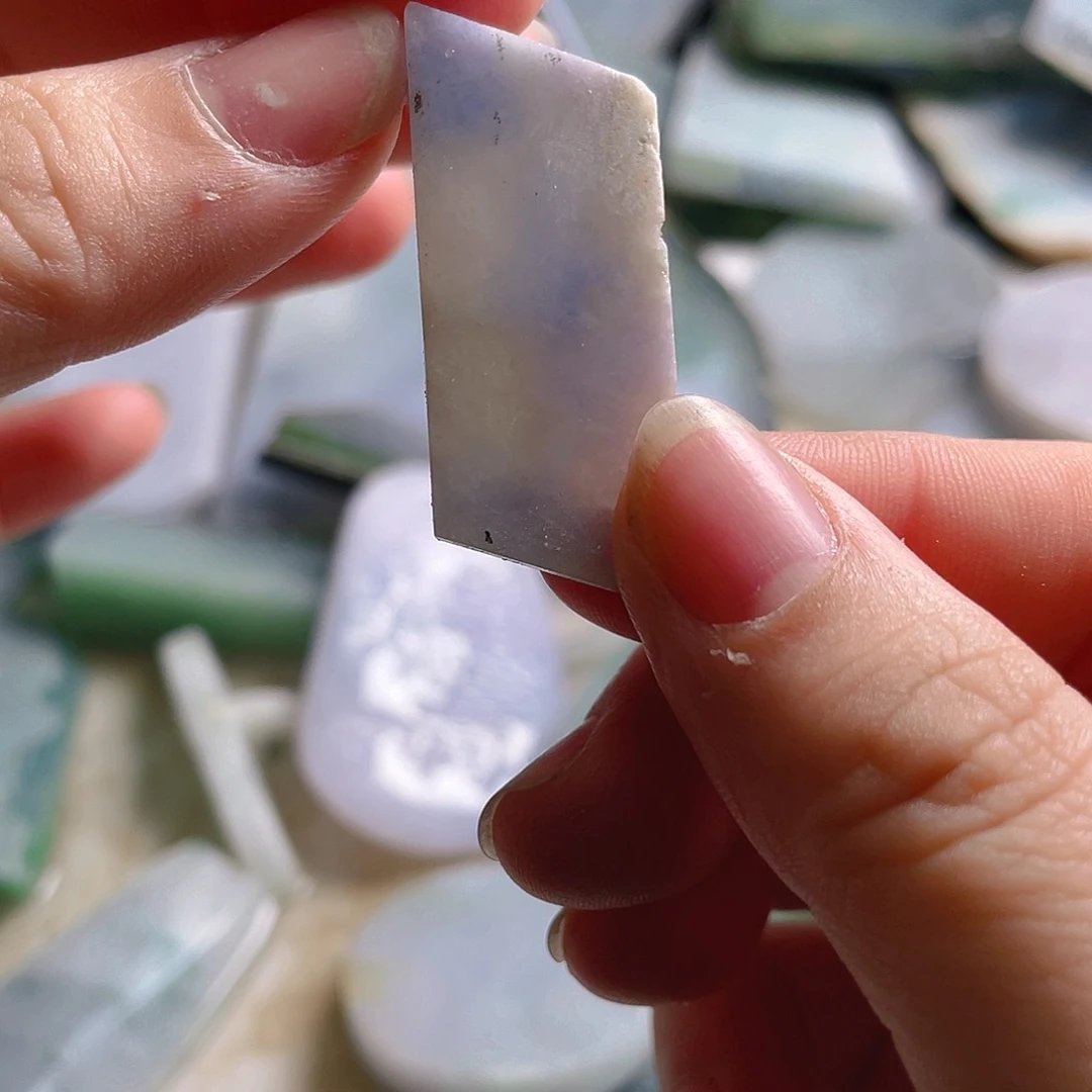 颈饰未镶嵌翡翠。