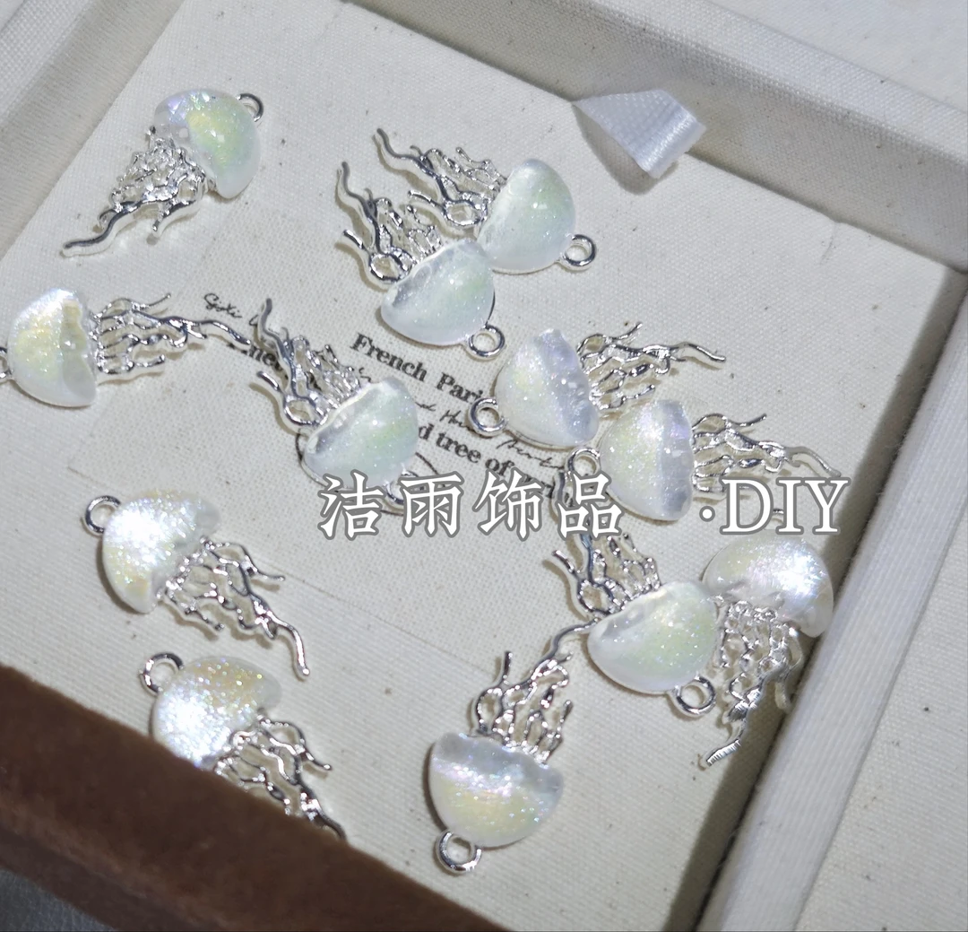 (洁雨饰品 DIY)  P695   银底细闪白水母新款保色吊坠