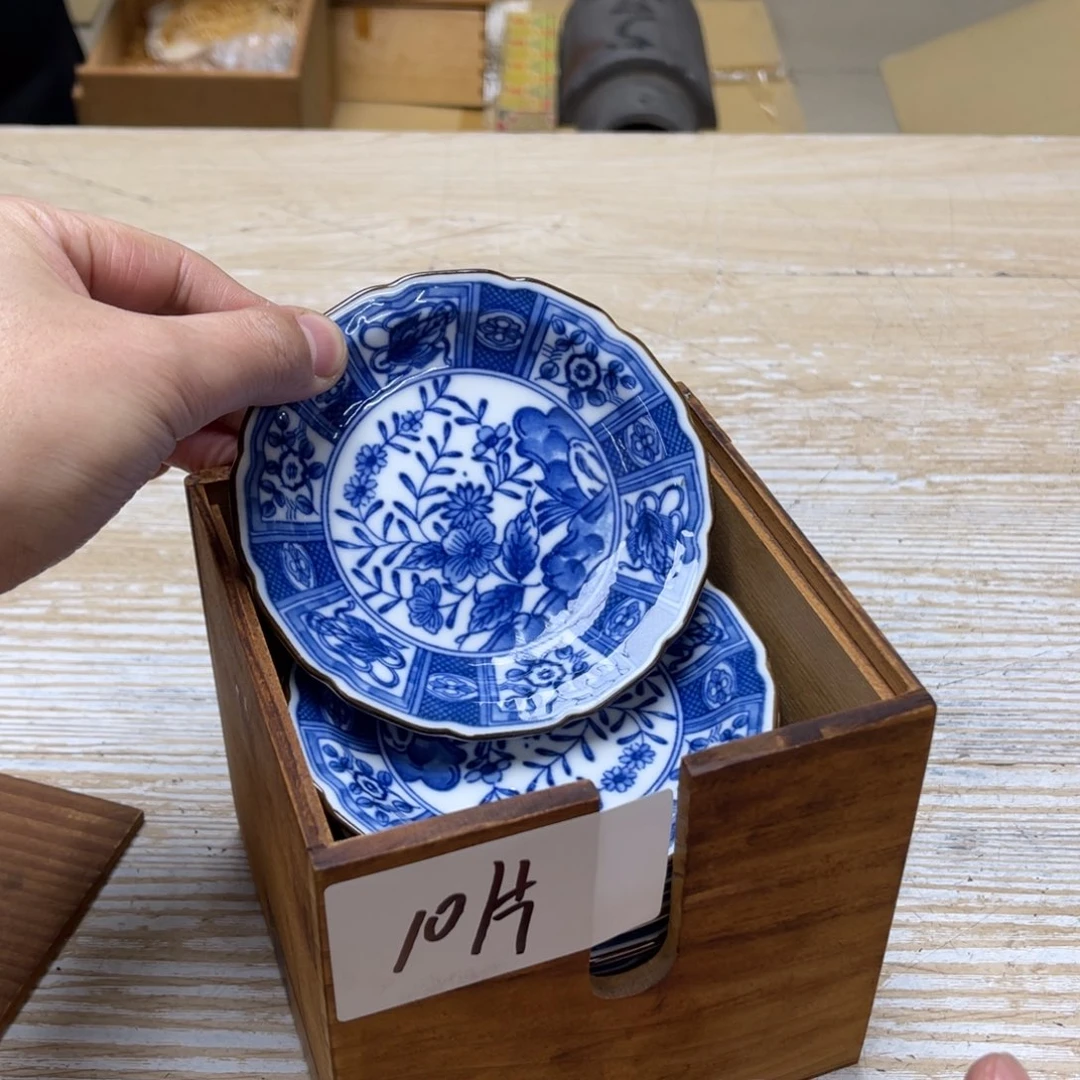 瓷片密密麻麻地排列着一个大