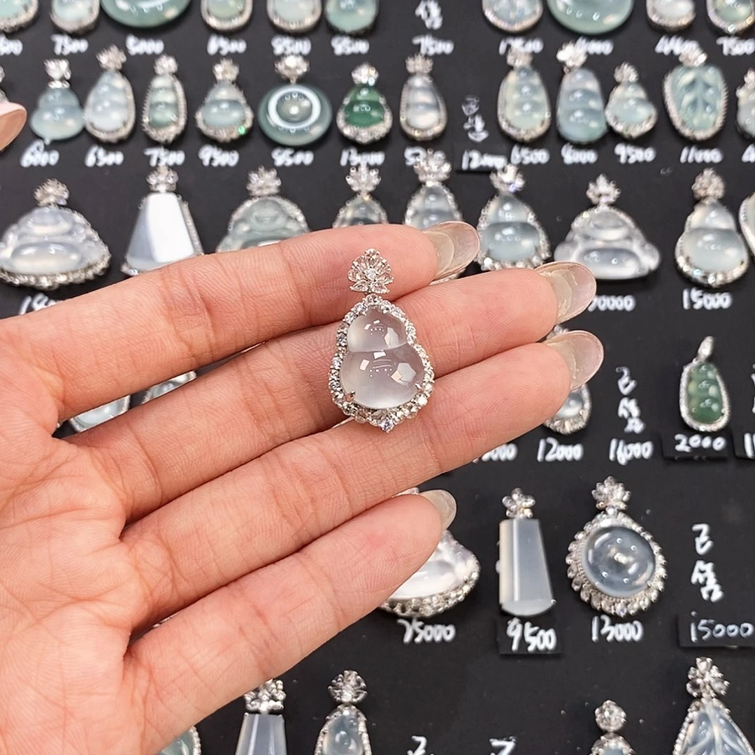 颈饰18K金镶嵌翡翠明****何天然缅甸A货翡翠葫芦