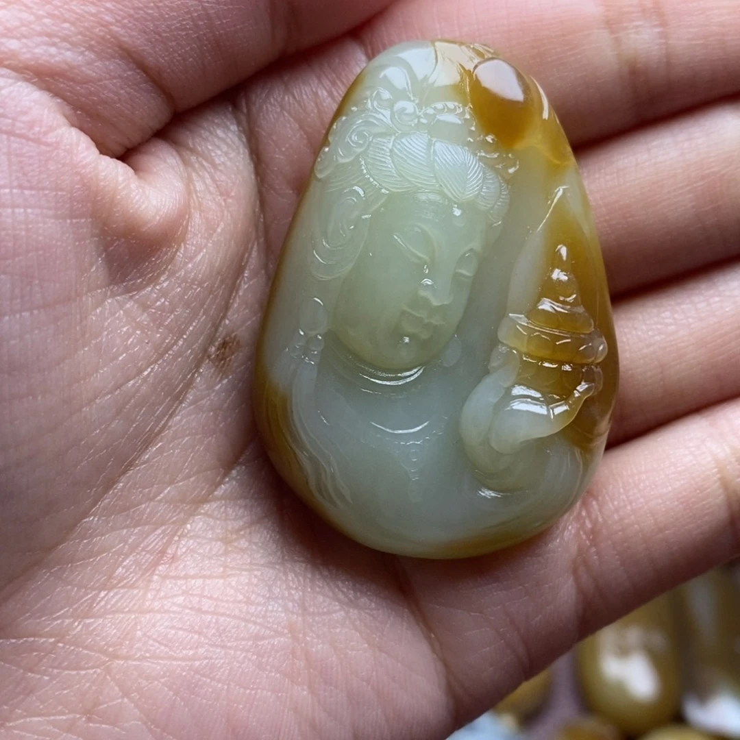 吊坠(不含链)未镶嵌和田玉（糖玉）一***。