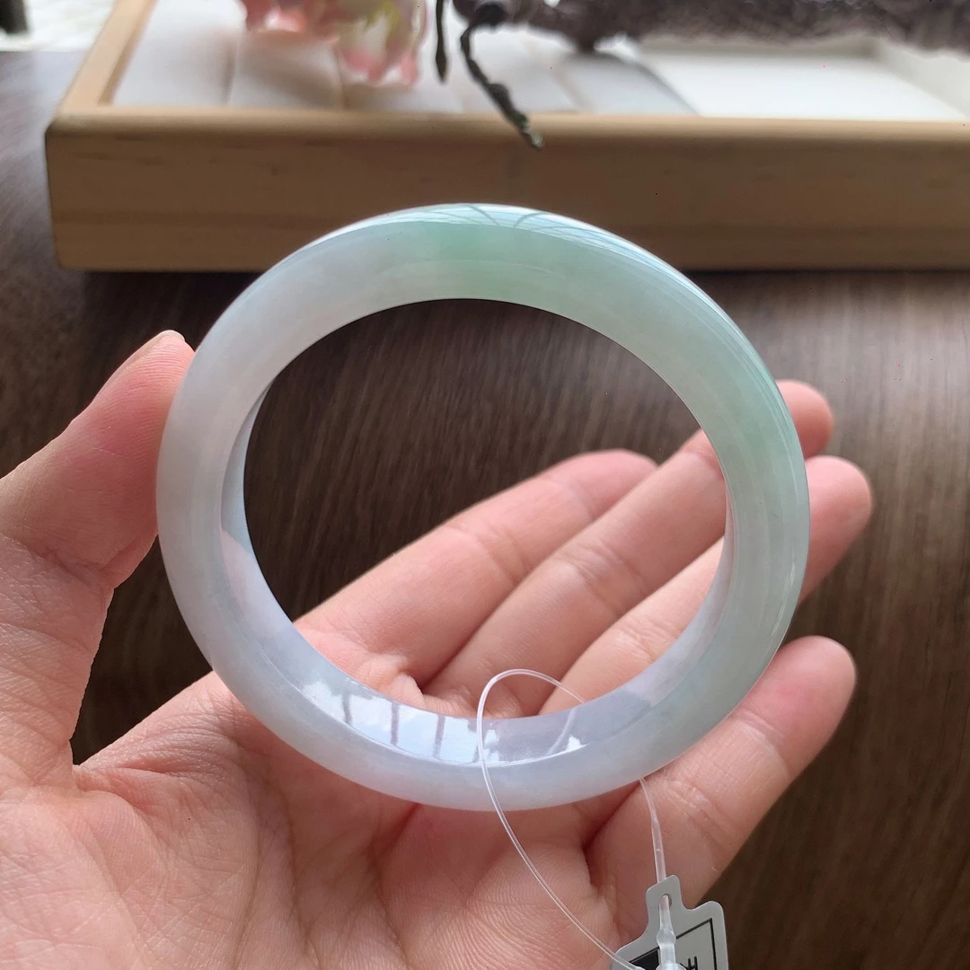 天然翡翠A货内径54.7mm糯冰春彩时尚精美女款女士正圈宽边手镯