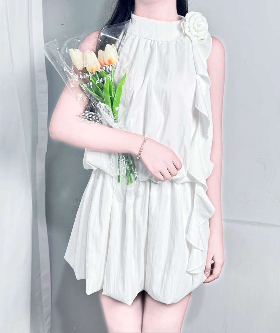 白月光少女感百搭小众纯欲立体花朵装饰设计无袖褶皱短款连衣裙
