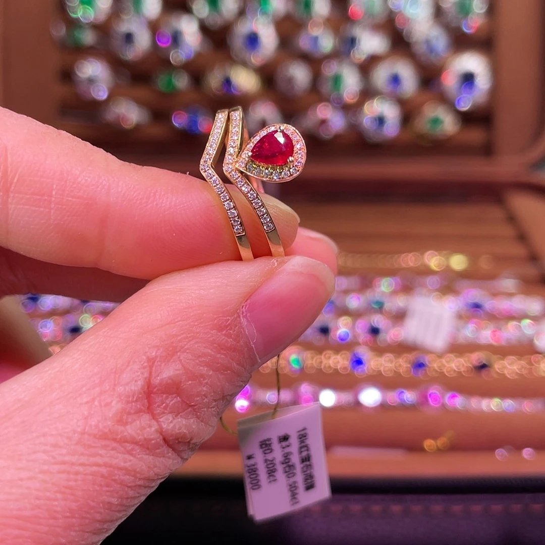 红宝石戒指18K金镶嵌