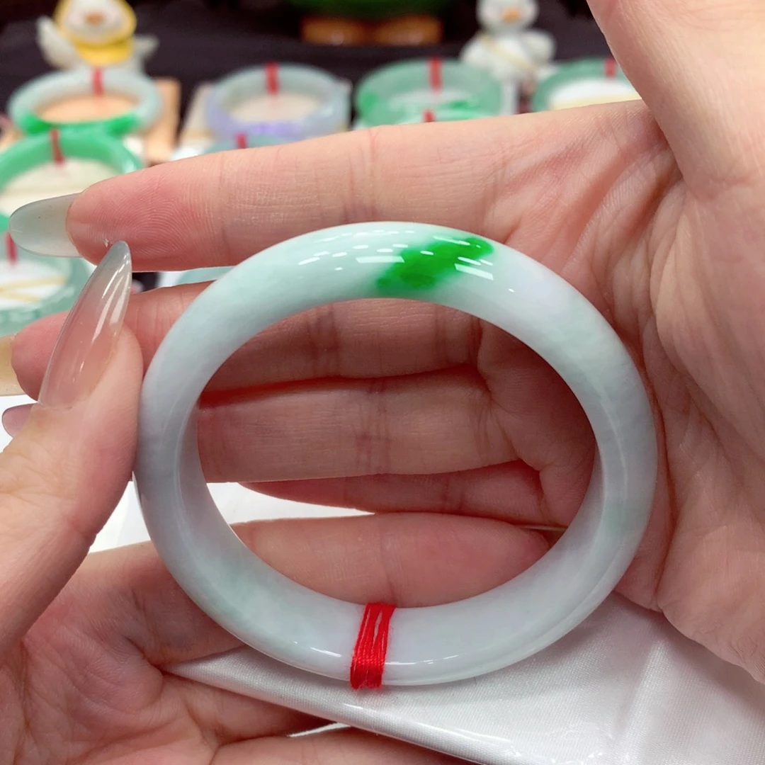 翡翠手镯未镶嵌翡翠