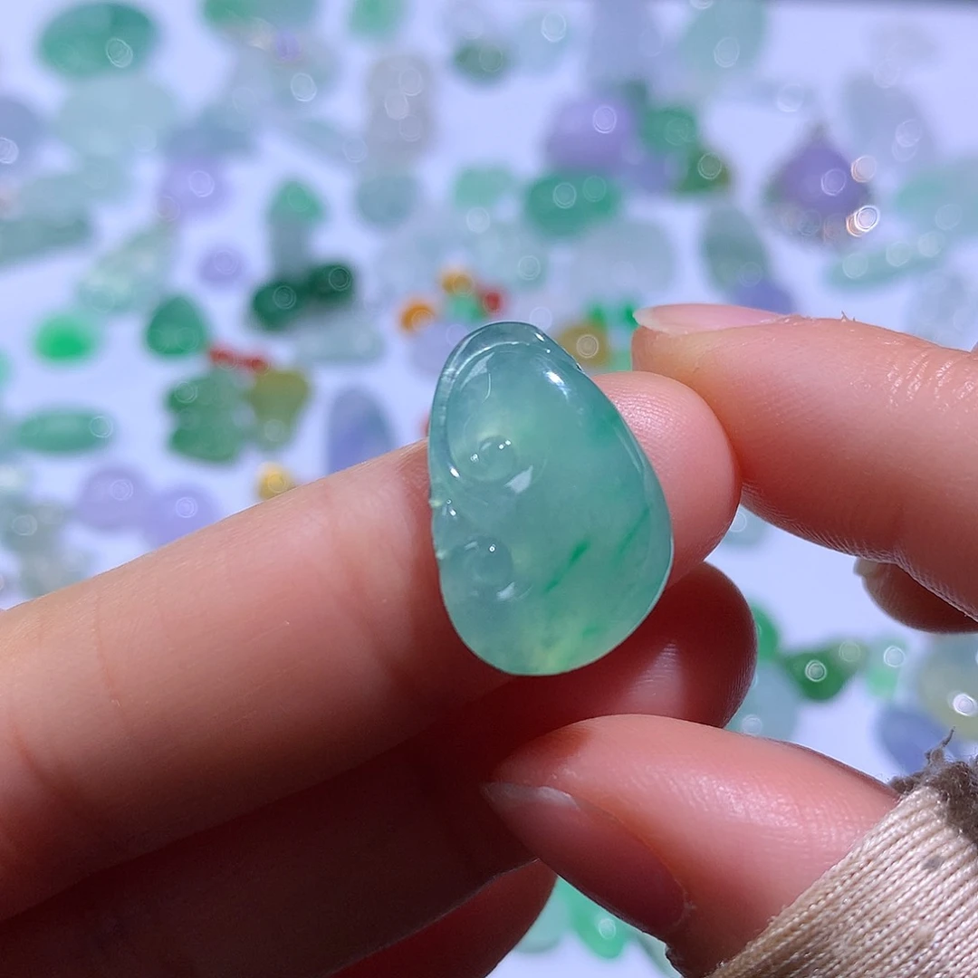 翡翠颈饰未镶嵌如意