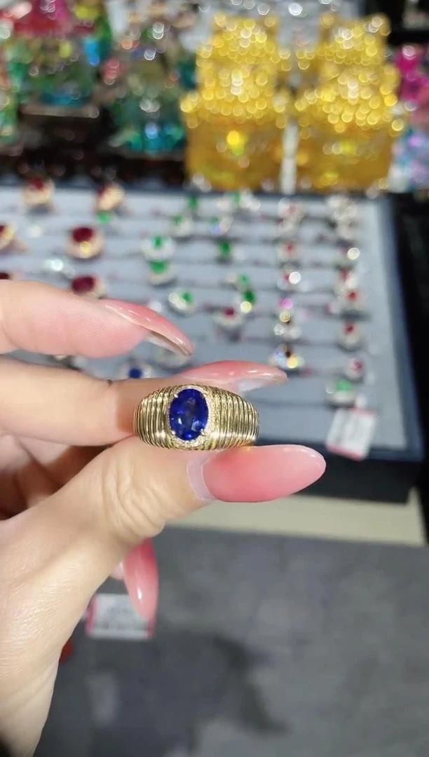 18K金镶嵌天然蓝宝石戒指