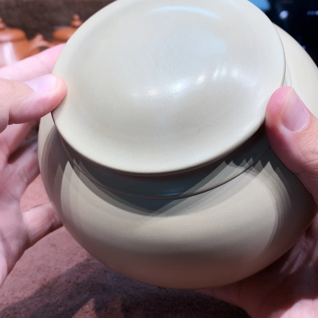 泥塑弓****?放漏白泥茶叶罐一个瑕疵