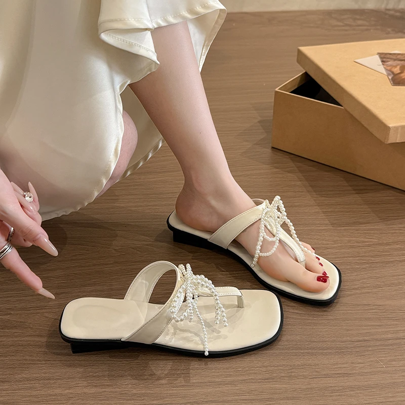 配裙子的凉拖鞋女外穿仙女风薄底平底人字拖防滑夏季珠子鞋方头