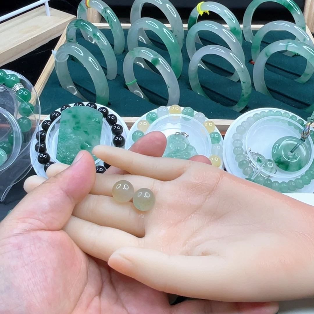 ****）颈饰未镶嵌石英质玉
