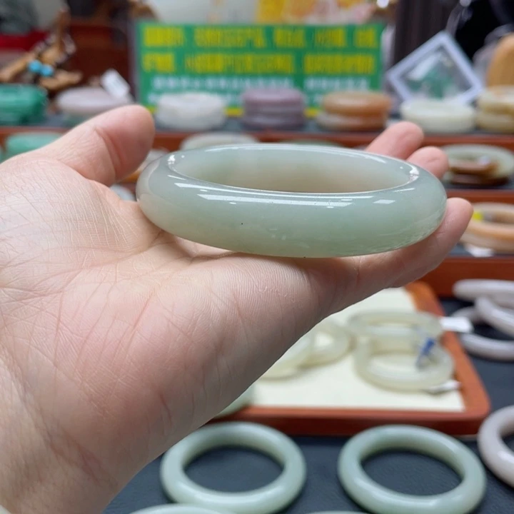 石英质玉手镯未镶嵌杨*儿佘太翠福利手镯