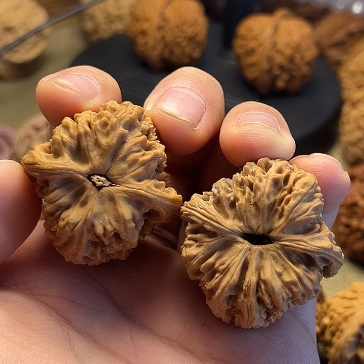 本***色文玩核桃吊坠南疆石