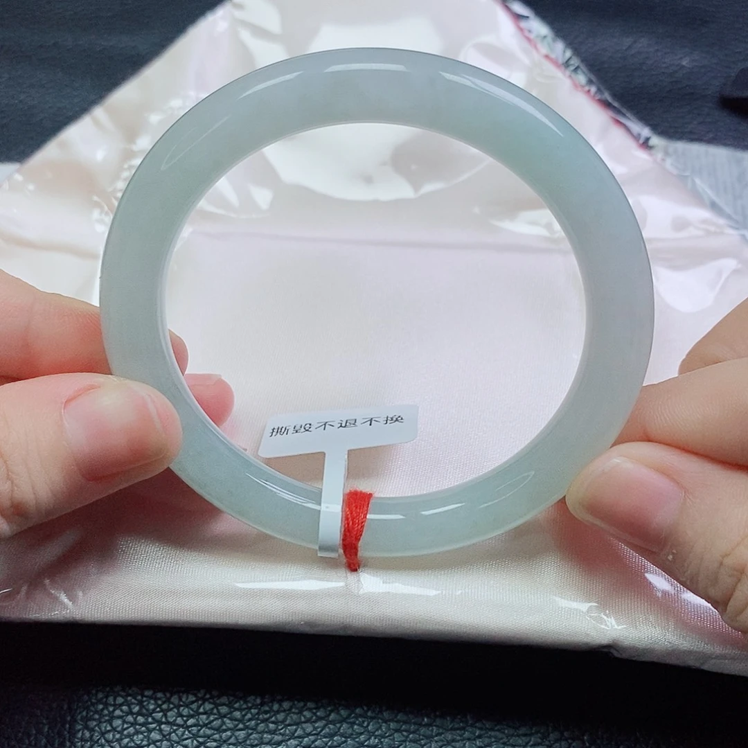 翡翠手镯未镶嵌圆条冰淡绿