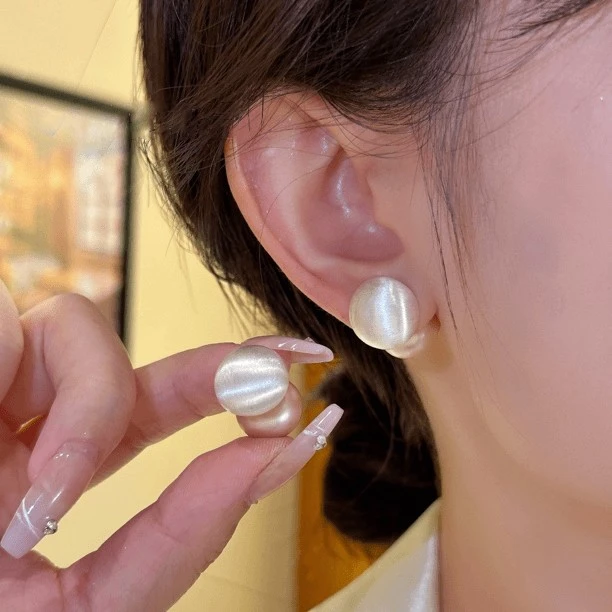 合金耳饰 复古港风设计感拉丝珠珠耳钉女气质温柔高级感简约经典