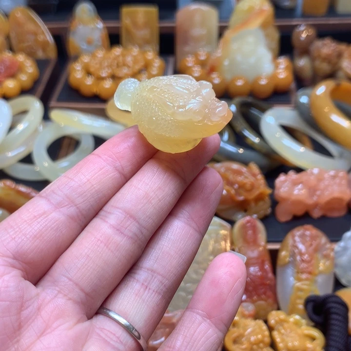 未镶嵌石英质玉（黄龙玉）挂件