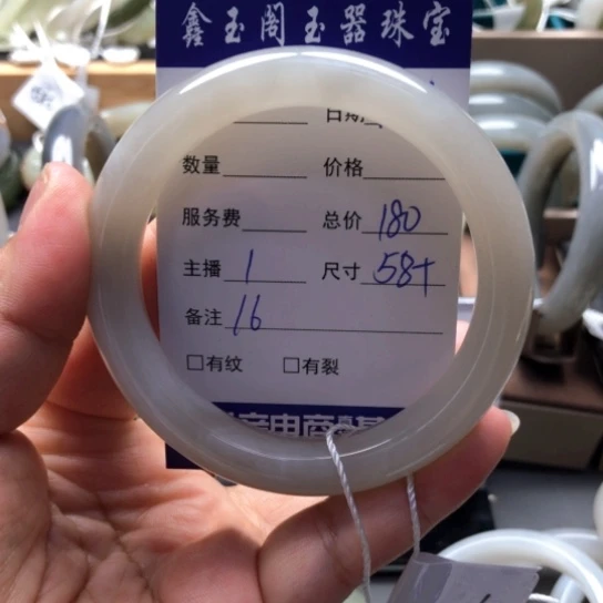 和田玉手镯未镶嵌一***。