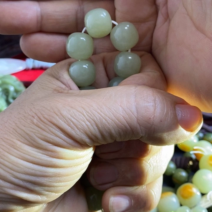 陈***红和田玉（糖玉）未镶嵌珠宝奇石