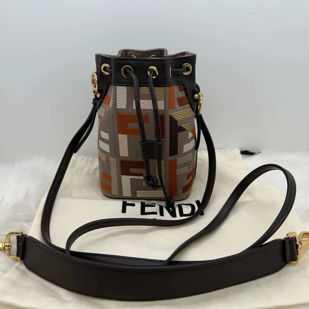 99新 FENDI/芬迪 芬迪/Fendi Mon Tresor小号水桶包 005991
