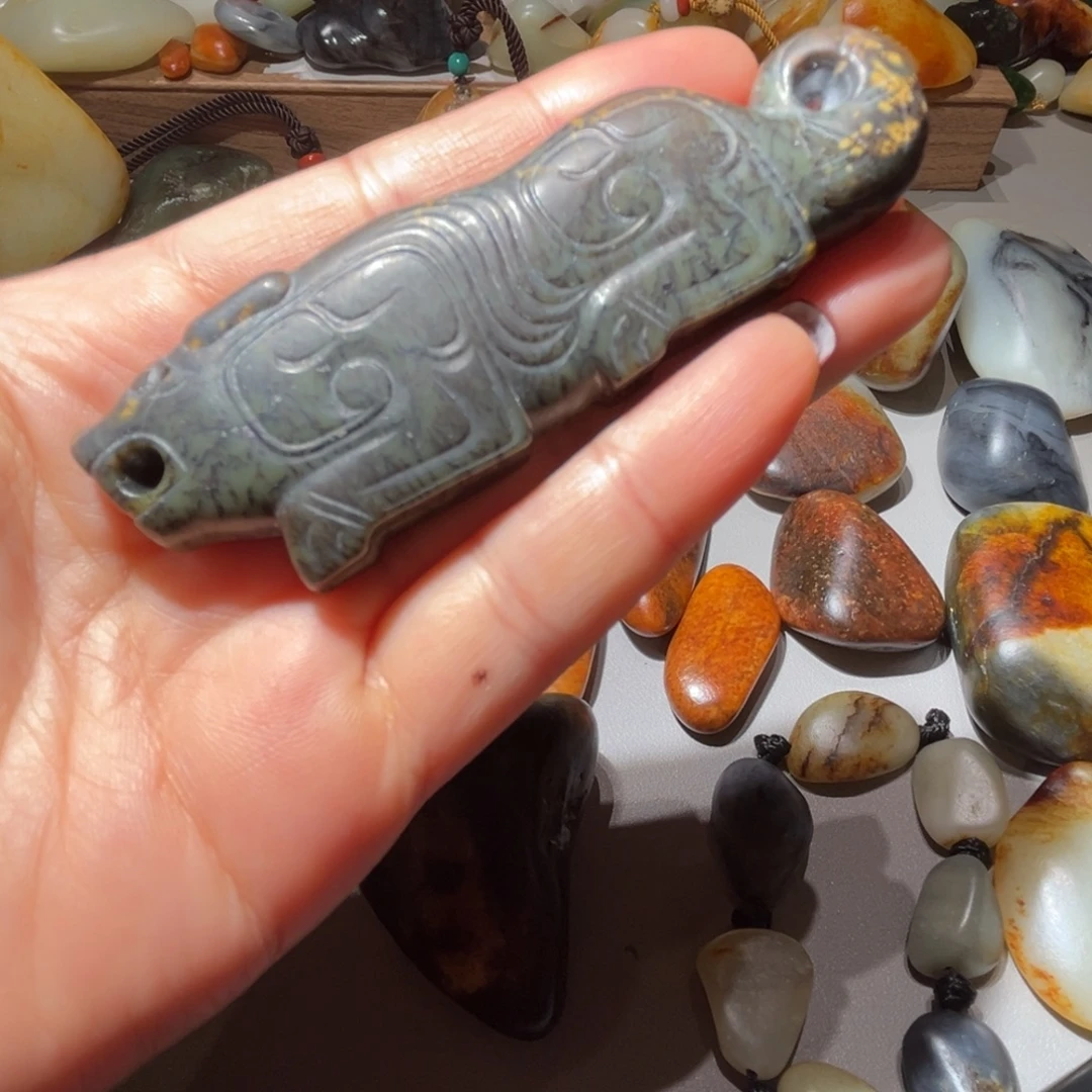 和田玉（糖玉）未镶嵌挂件和田玉61克