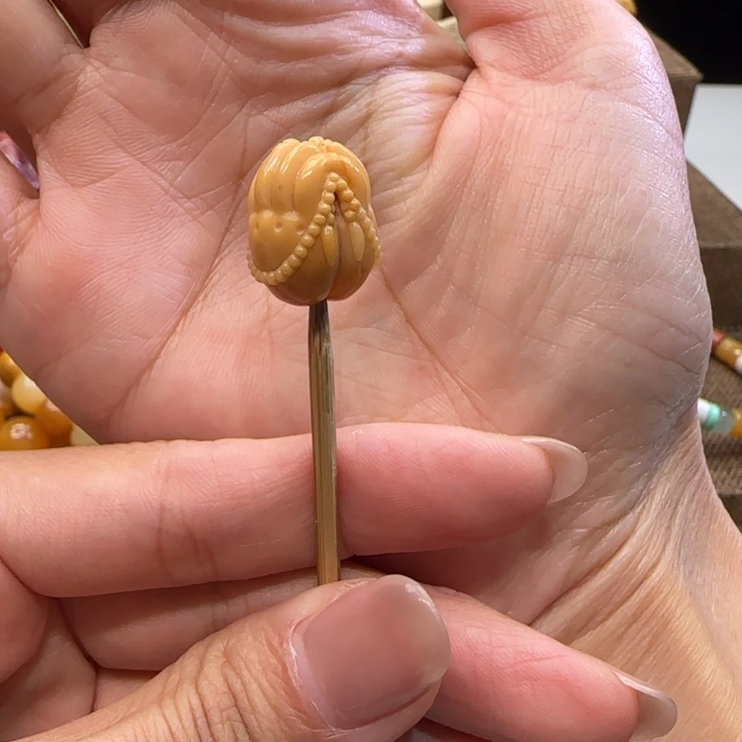 牛***努石英质玉未镶嵌天然玉石