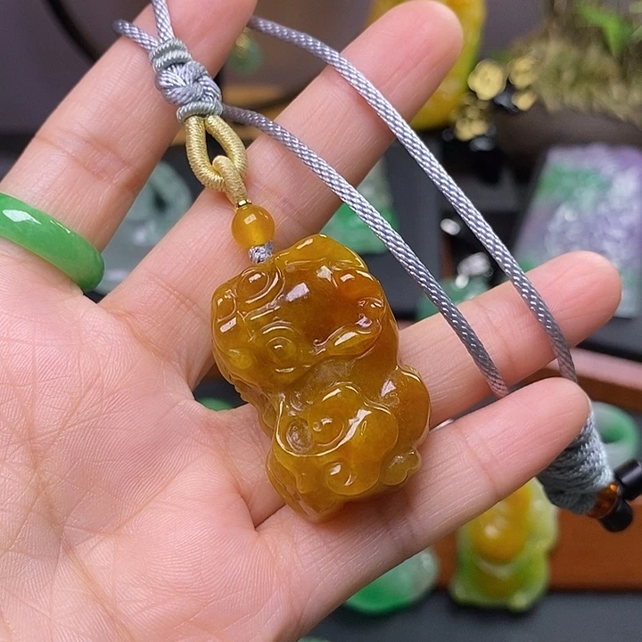 翡翠未镶嵌吊坠(赠链)