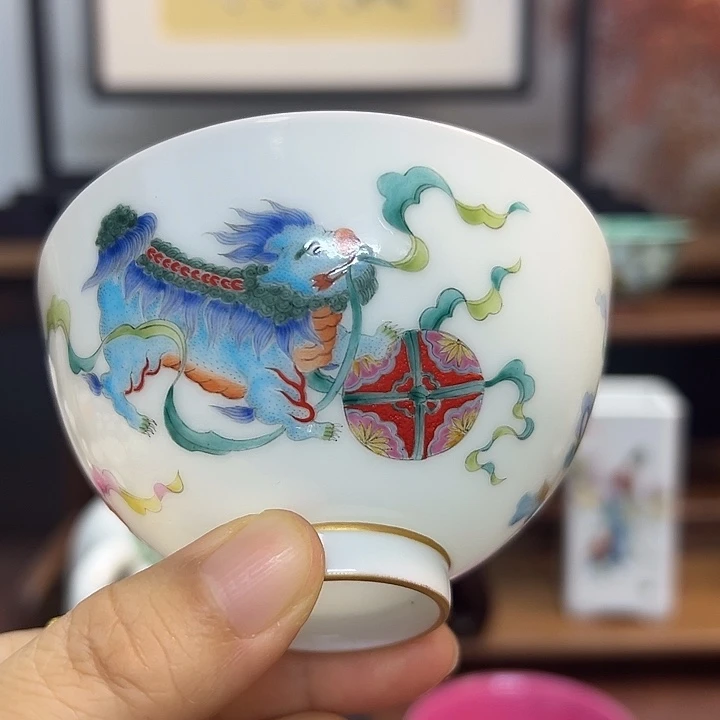 粉彩狮子舞绣球主人杯