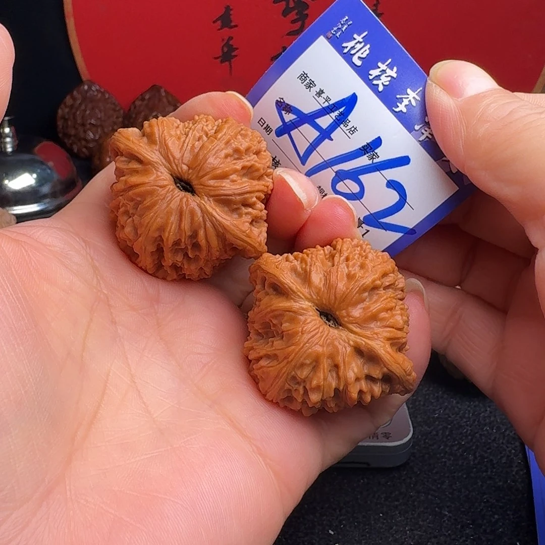 敬***往文玩核桃把件绣球