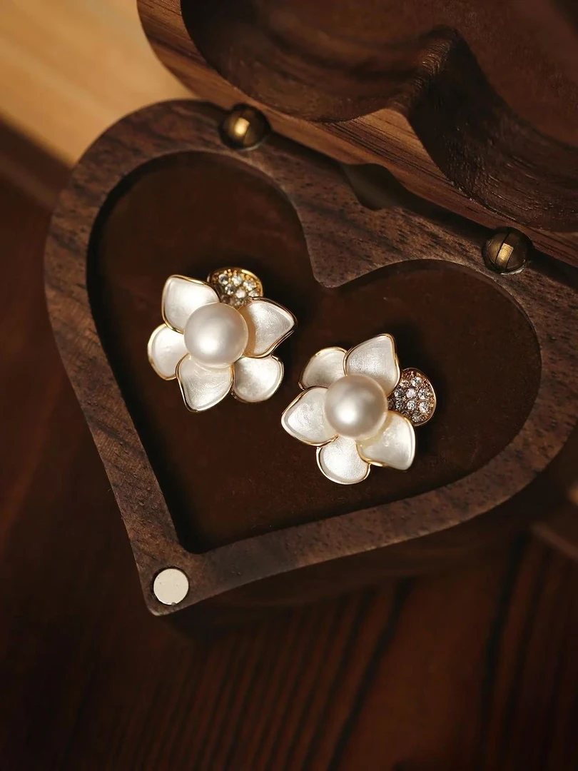 山茶花珍珠锆石耳钉气质温柔百搭淡水珍珠耳环女新款925银针耳饰