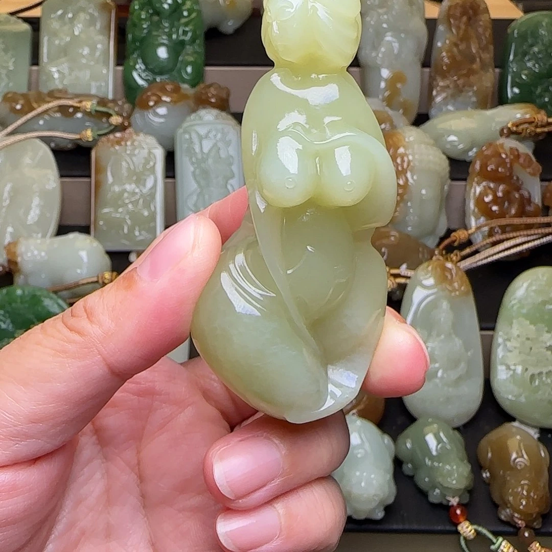 山***杰和田玉未镶嵌颈饰