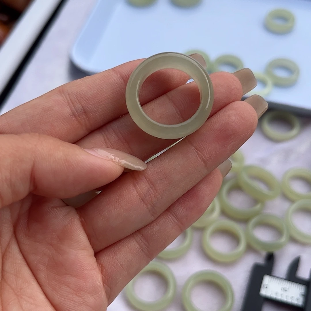 和田玉未镶嵌戒圈