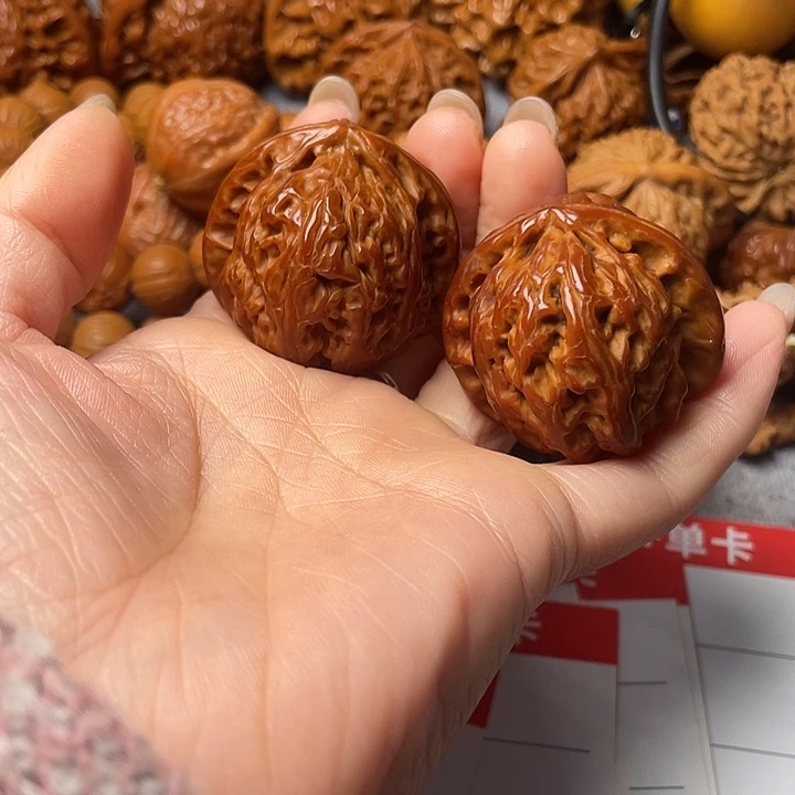 文玩核桃吊坠白狮子