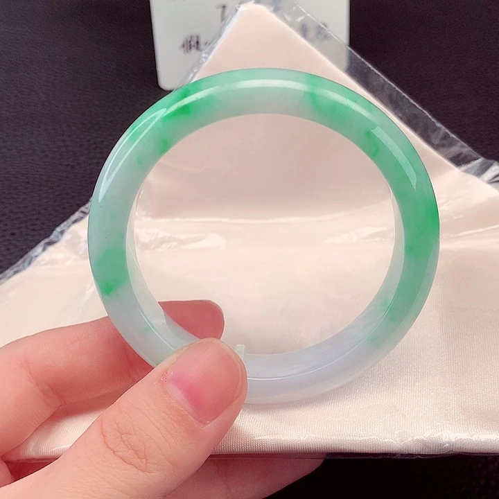 翡翠手镯未镶嵌翡翠
