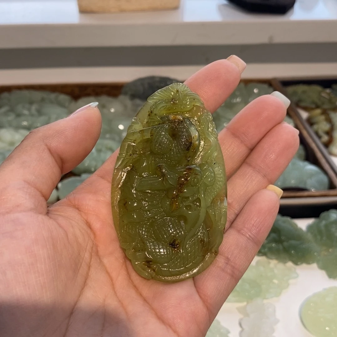 蛇纹石玉未镶嵌颈饰